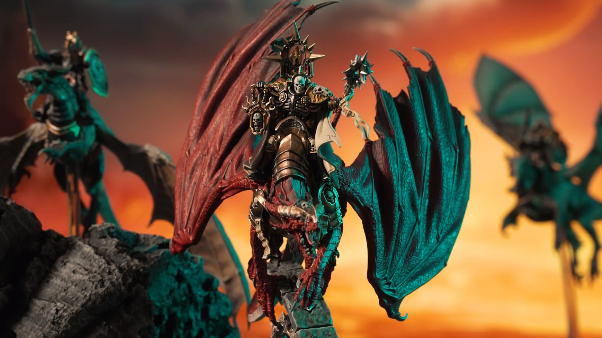 Un guerrero con armadura y cabeza de calavera se sienta encima de un dragón rugiente.
