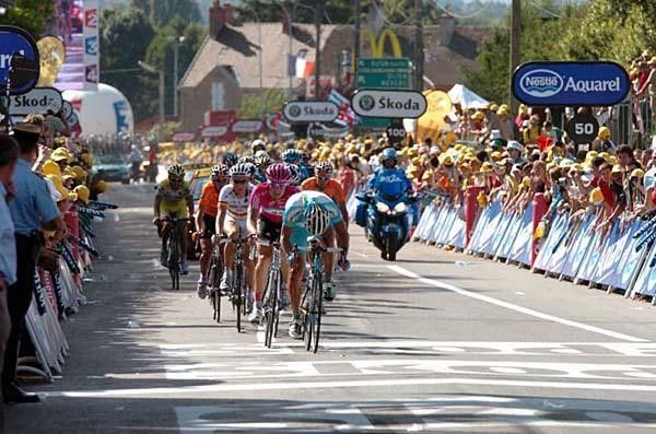 Vinokourov leads the chase group home more than a minute down