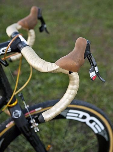 Edge Composites' carbon bar uses a semi-anatomic bend for flexible positioning in the drops.