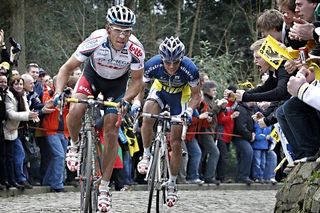 Philippe Gilbert (Omega Pharma - Lotto) leads Bjorn Leukemans (Vacansoleil) up the Kapelmuur.