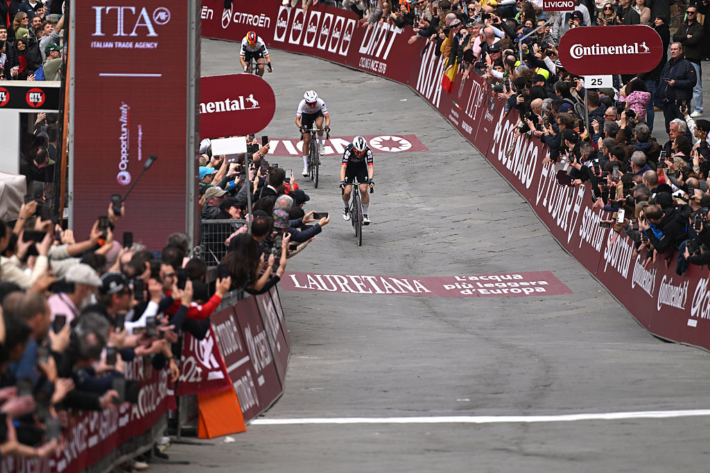 As it Happened - Final sprint to the Piazza del Campo decides 2026 women's Strade Bianche after punctures and mechanicals shake up race