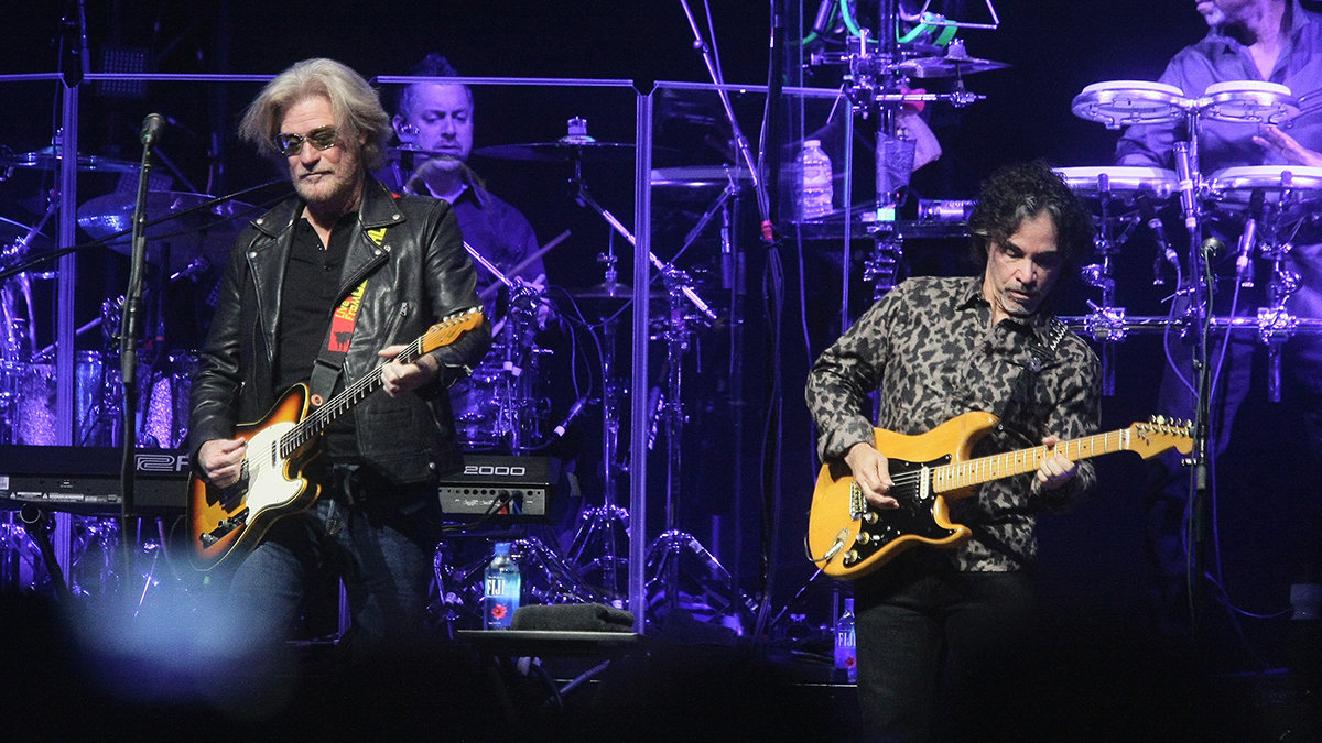 SAN JOSE, CA - SEPTEMBER 17: Daryl Hall (l) and John Oates of Hall &amp; Oates perform at SAP Center on September 17, 2017 in San Jose, California. (Photo by John Medina/WireImage)