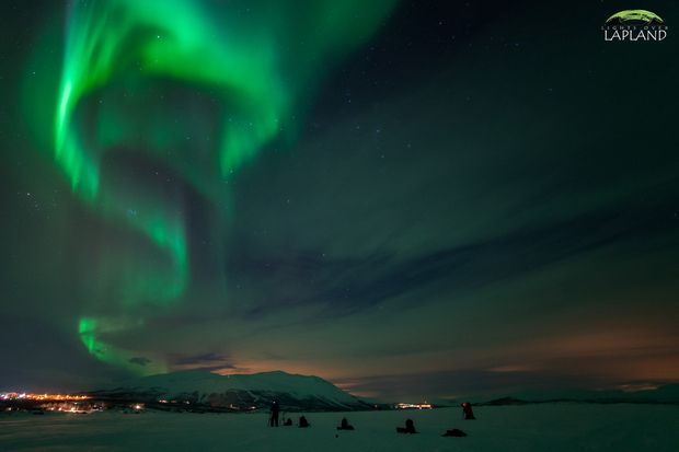 canada northern lights in city