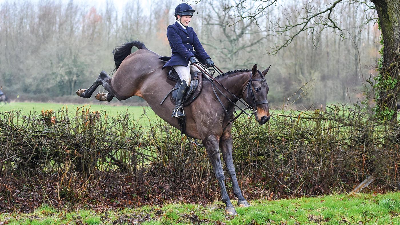Laura Collett hunting Moonlight Charmer with the Beaufort