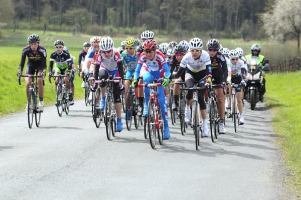 The bunch was happy to leave the leaders ahead