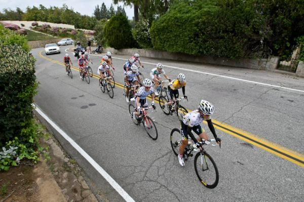 A break in the women's field approaching the KOM.