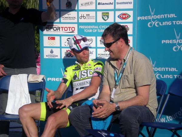 Race leader Giovanni Visconti (ISD - Neri) gave directeur sportif Luca Scinto the inside scoop of stage six.
