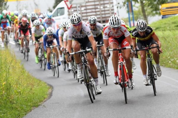 Ellen van Dijk (HTC-HighRoad) and Vera Koedooder (Batavus) at the front of the bunch