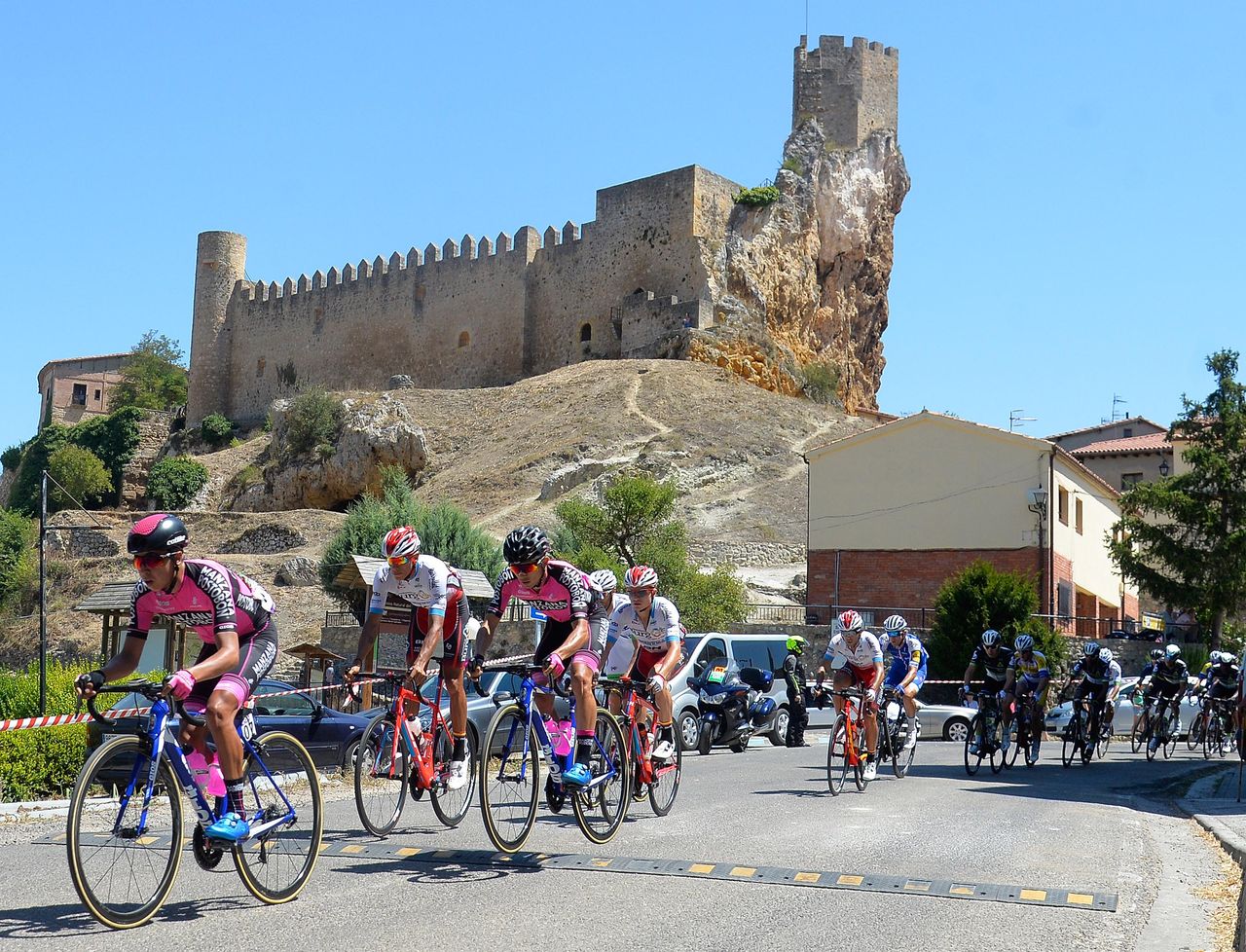 Manzana-Postobon come to the front of the peloton
