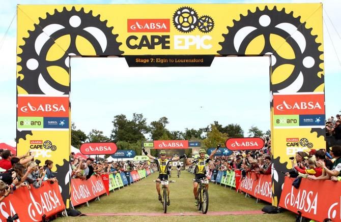 Kristian Hynek and Robert Mennen (Topeak-Ergon Racing) cross the line