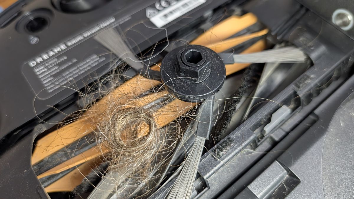 Dreame Matrix10 Ultra robovac close up of hair removed from side brush
