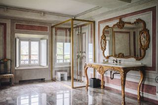 House of Gucci Villa Balbiano bathroom