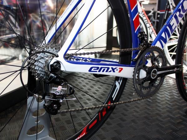 The rear derailleur cable runs through the tall chain stay.