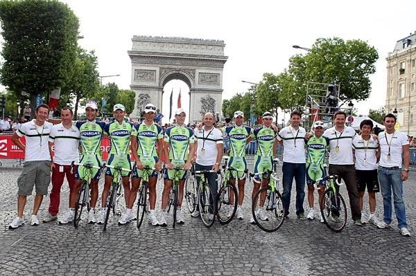 Liquigas celebrated its arrival with a souvenir for the photo album.