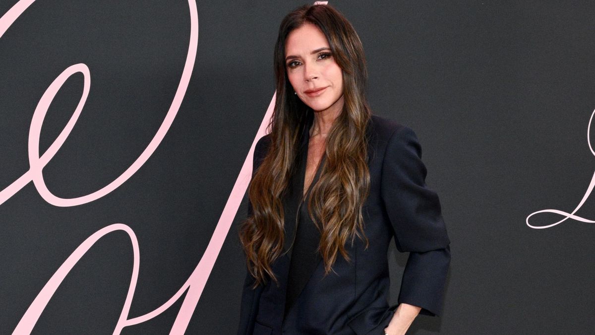 Victoria Beckham vient de porter la tenue de soirée la plus simple mais la plus chic : sa combinaison de robe blazer et de collants à motifs est si facile à recréer