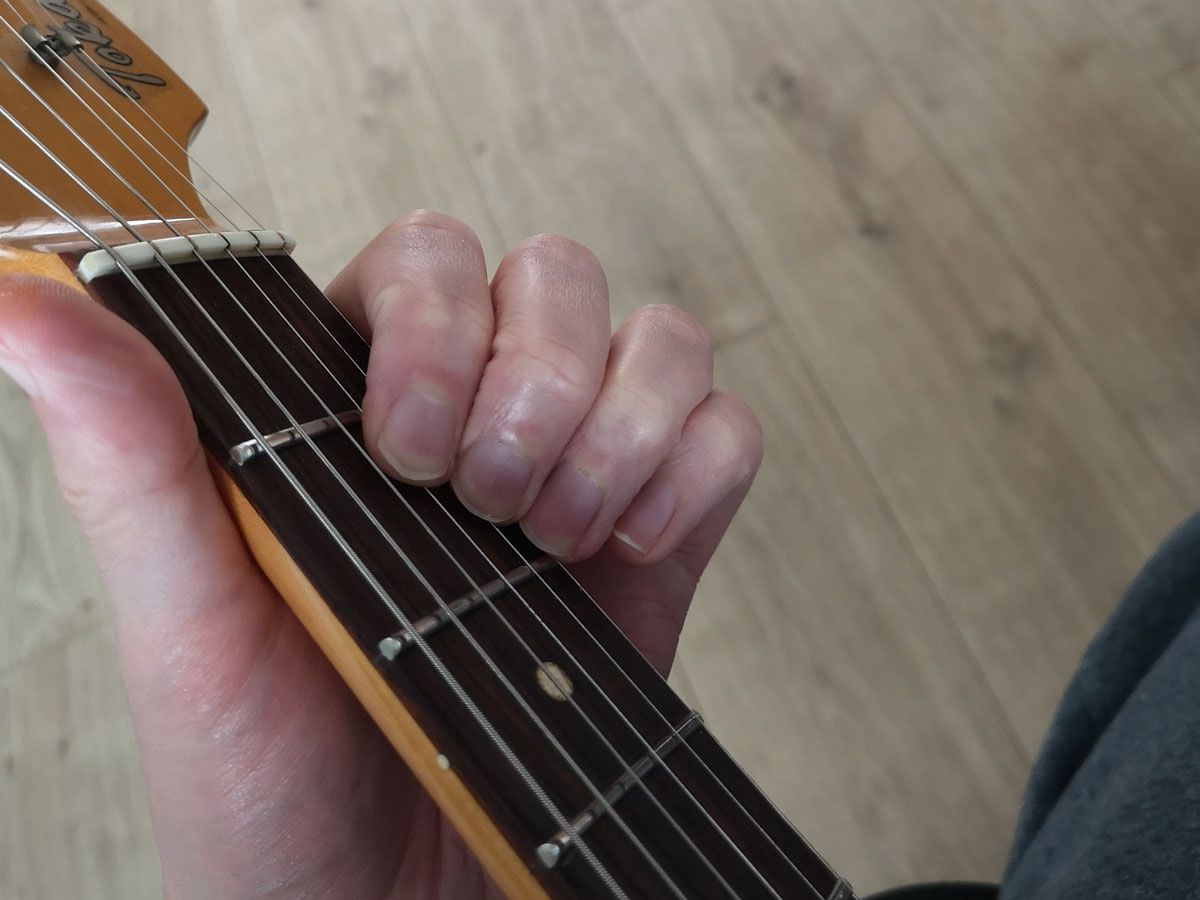 How to play the D chord on guitar