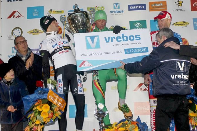 Niels Albert is almost clocked by the giant trophy of Sven Nys