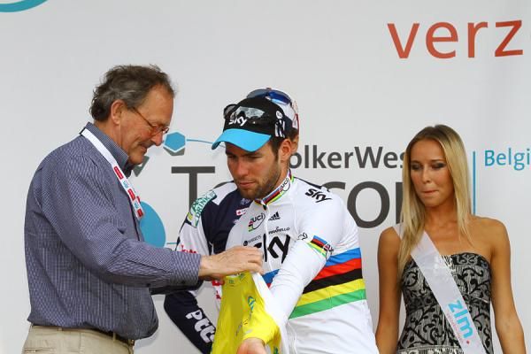 Mark Cavendish swiches from the World Champion's jersey to the yellow jersey