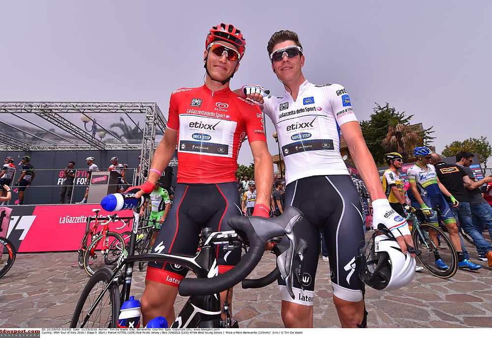 Marcel Kittel in red, Bob Jungels in white at the Giro d'Italia