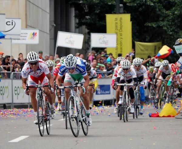 The main group sprints for fifth place.