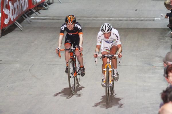 Sanne van Paassen (l) and Marianne Vos battle it out.
