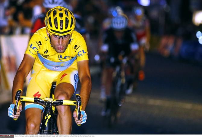 Vincenzo Nibali shows off his maillot jaune in Aalst