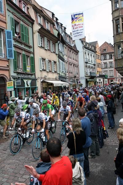The peloton sets out from Colmar.