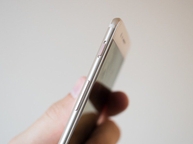OnePlus 5 in soft gold