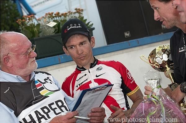 Robbie McEwen (RadioShack) descends from the podium.