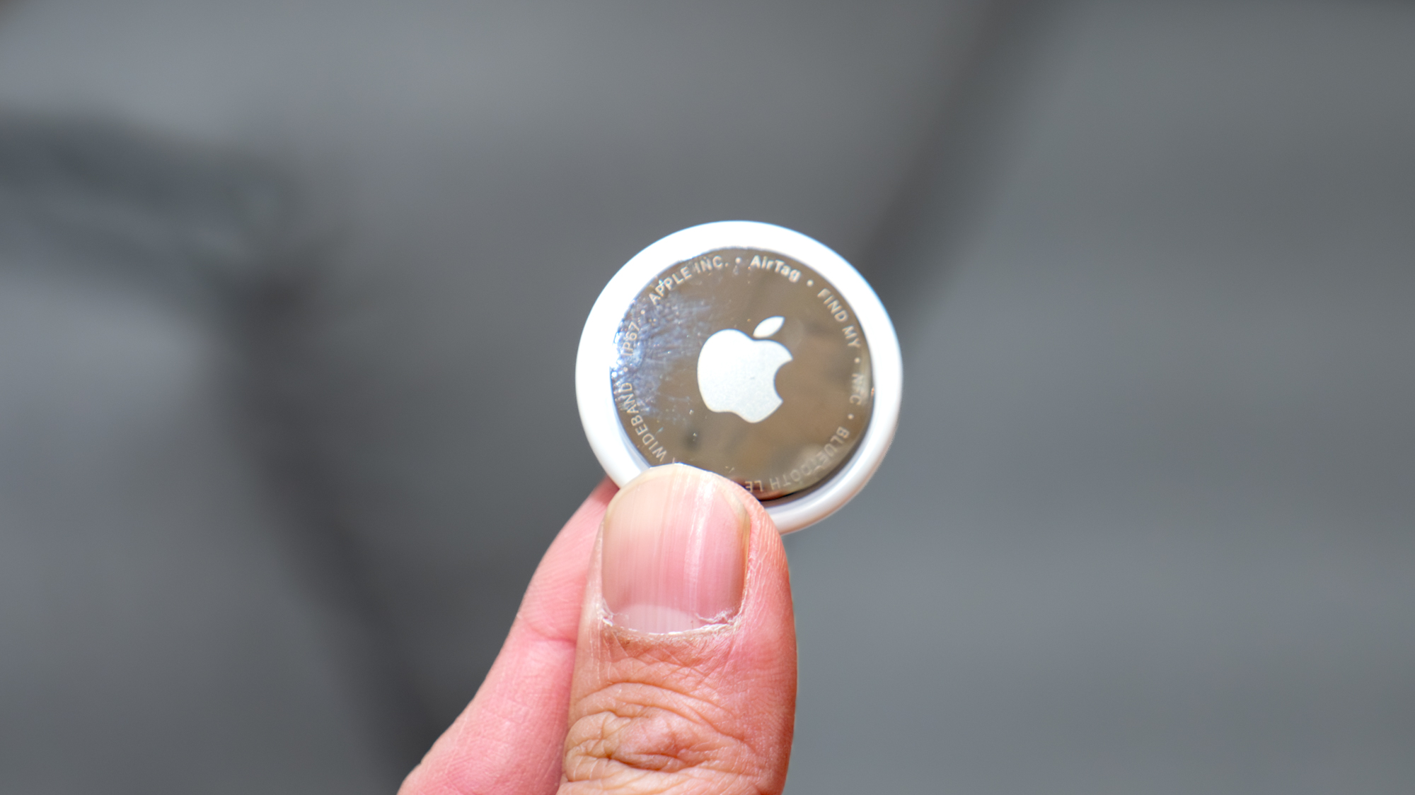 Apple AirTag 2 در دست بود.