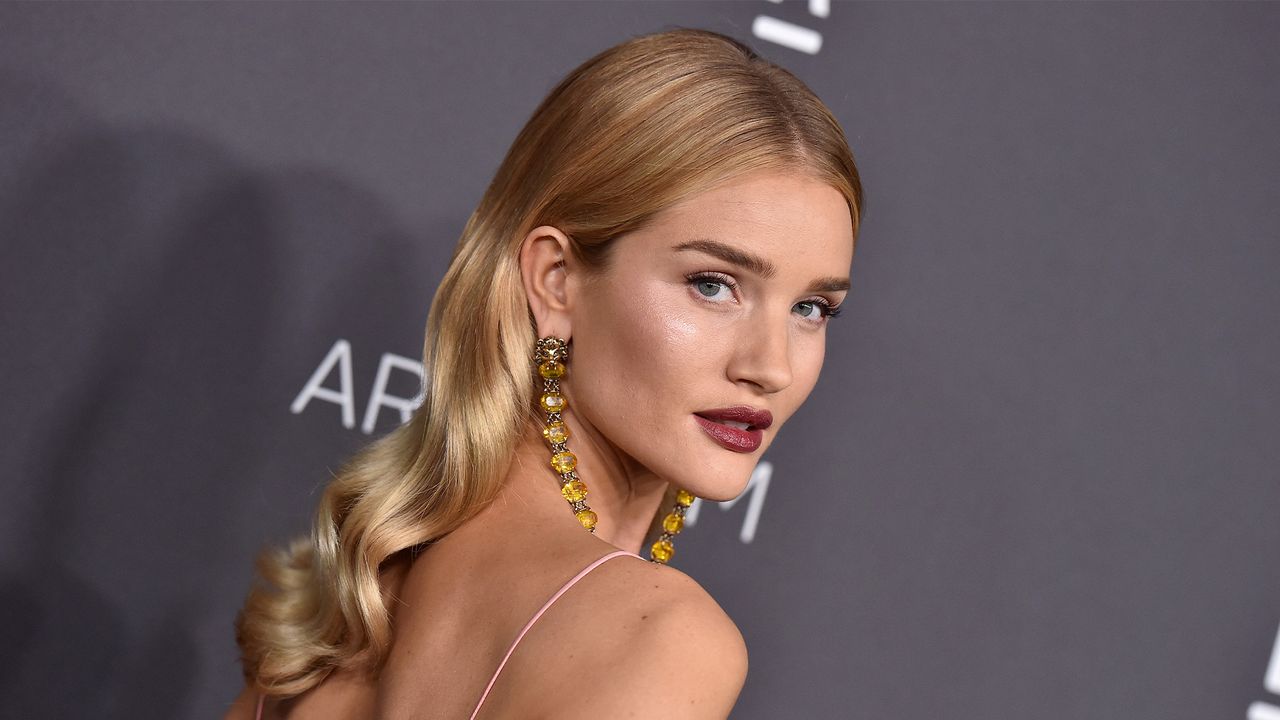 LOS ANGELES, CA - OCTOBER 29: Model Rosie Huntington-Whiteley attends the 2016 LACMA Art + Film Gala honoring Robert Irwin and Kathryn Bigelow presented by Gucci at LACMA on October 29, 2016 in Los Angeles, California. (Photo by Axelle/Bauer-Griffin/FilmMagic)