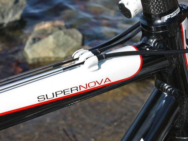 Gore Low Friction cables are routed across the top tube to help shield them from mud and debris.