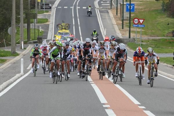 The break group looks at each other with 25km to go as an acceleration is started on the right