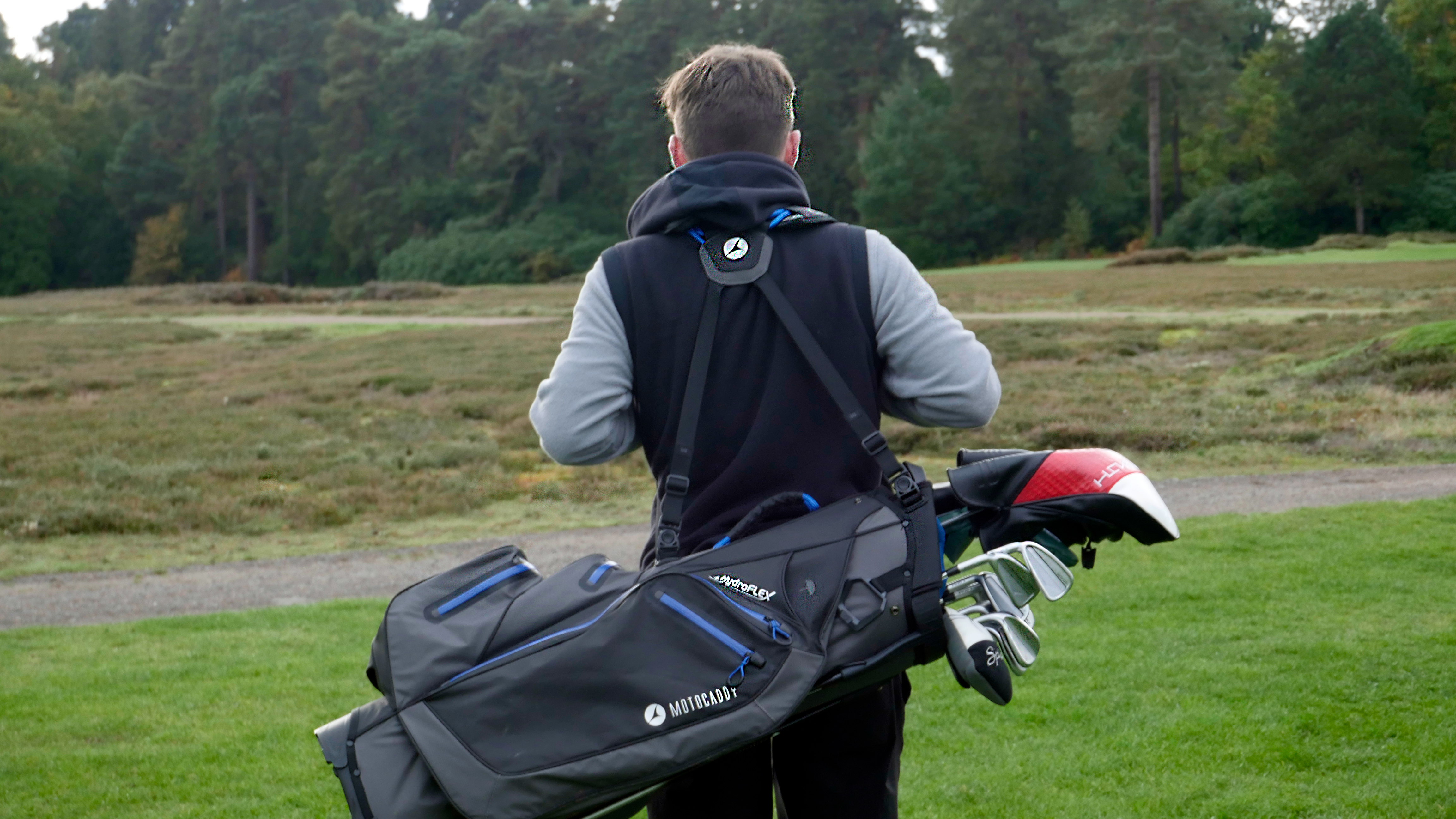 Dan Parker carrying the 2023 Motcaddy HydroFlex stand bag on his back