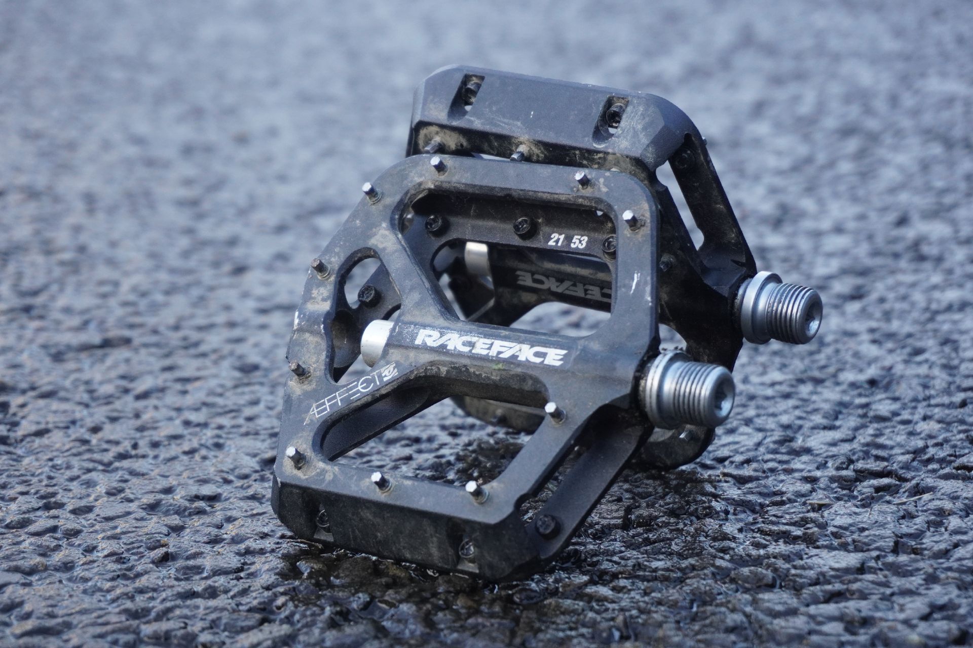 Image shows the Raceface Aeffects which are among the best commuter bike pedals