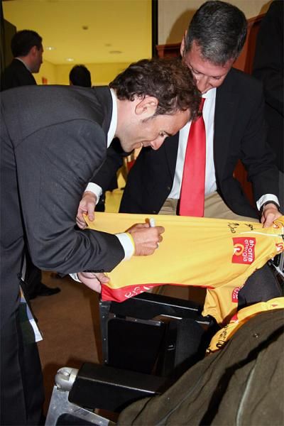 Valverde puts his signature on a Maillot Oro. With the leader's jersey turning red next year, is this the last time gold-coloured ones are seen?
