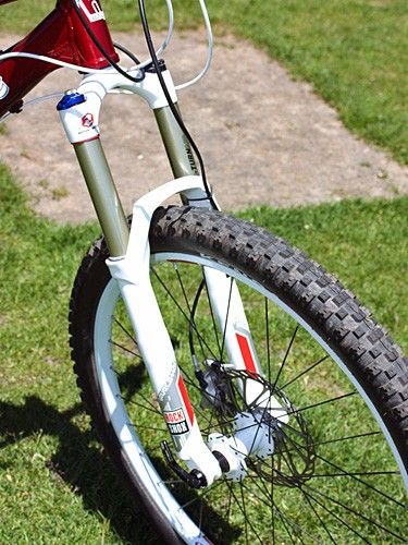 A RockShox Revelation fork is fitted up front.