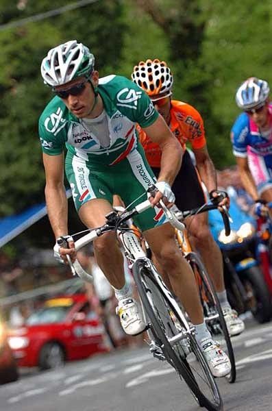 Le Mevel was marked by Gorka Verdugo (Euskaltel-Euskadi) on the Mur.
