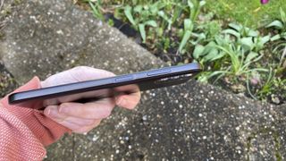 Nokia G11 sett fra siden, i et håndgrep.