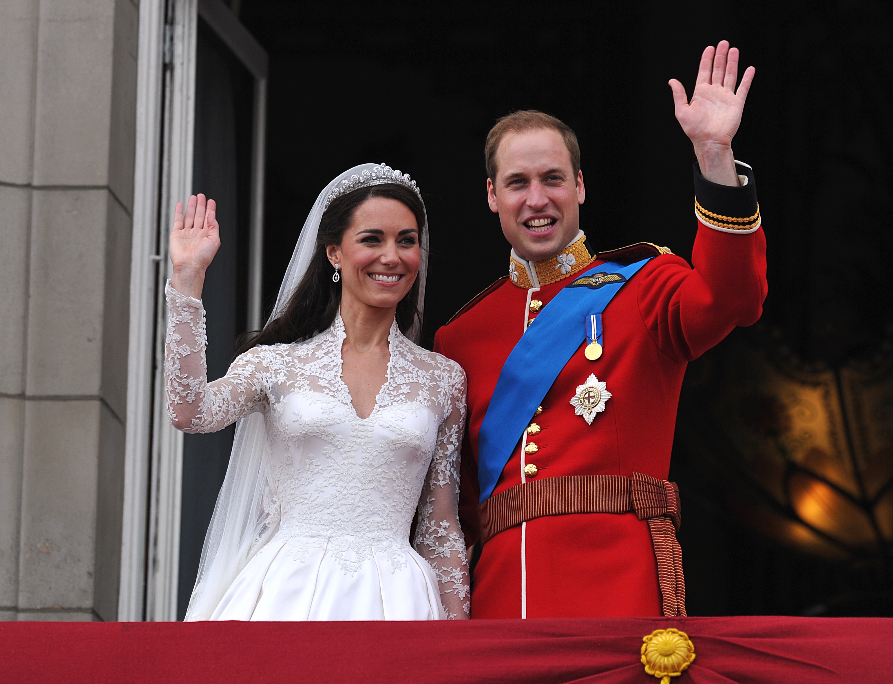 Prince William and Princess Kate waving on their wedding day