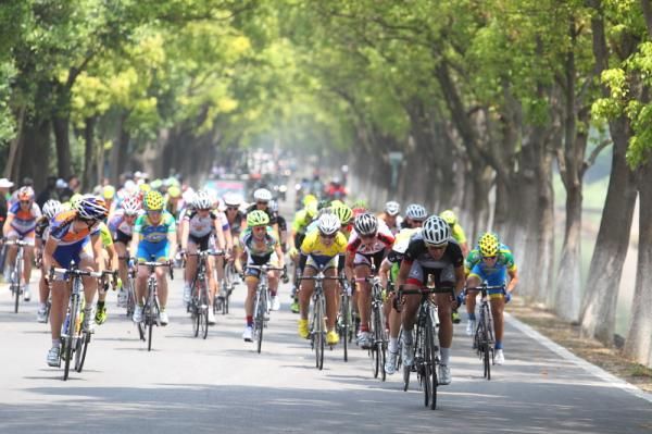 Charlotte Becker (Specialized - lululemon) raises the pace