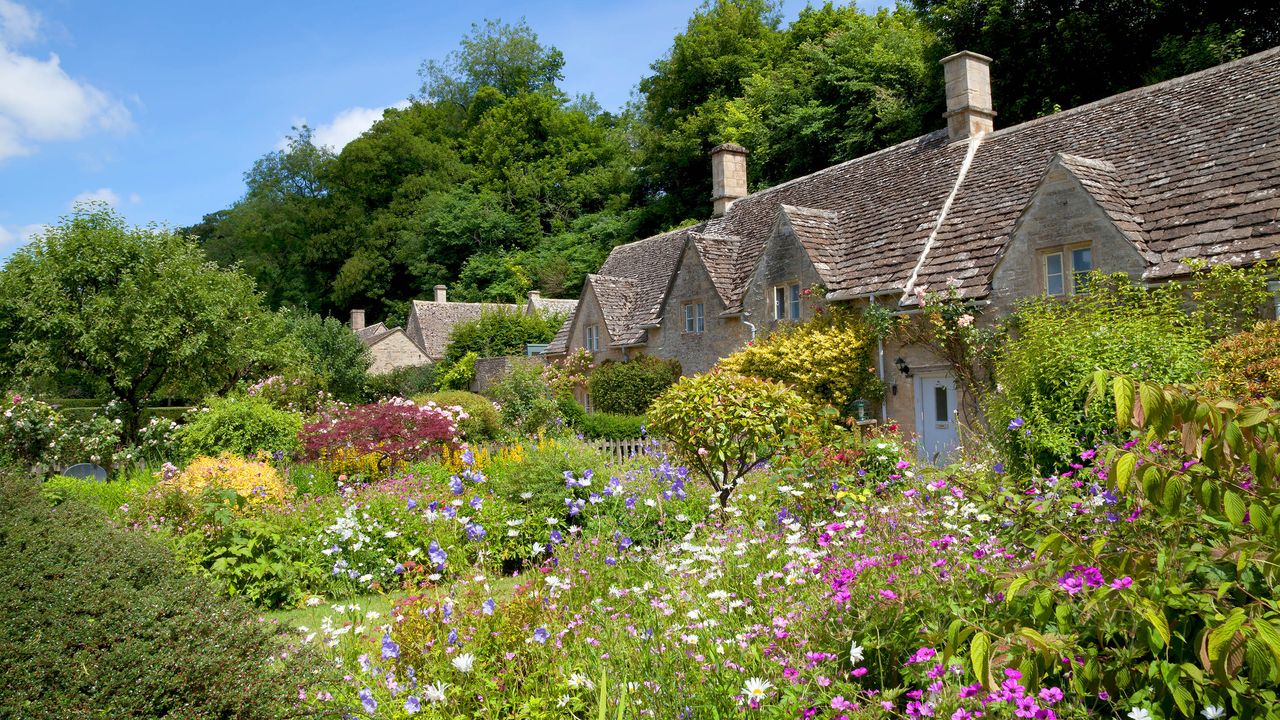 cottage-style front garden 