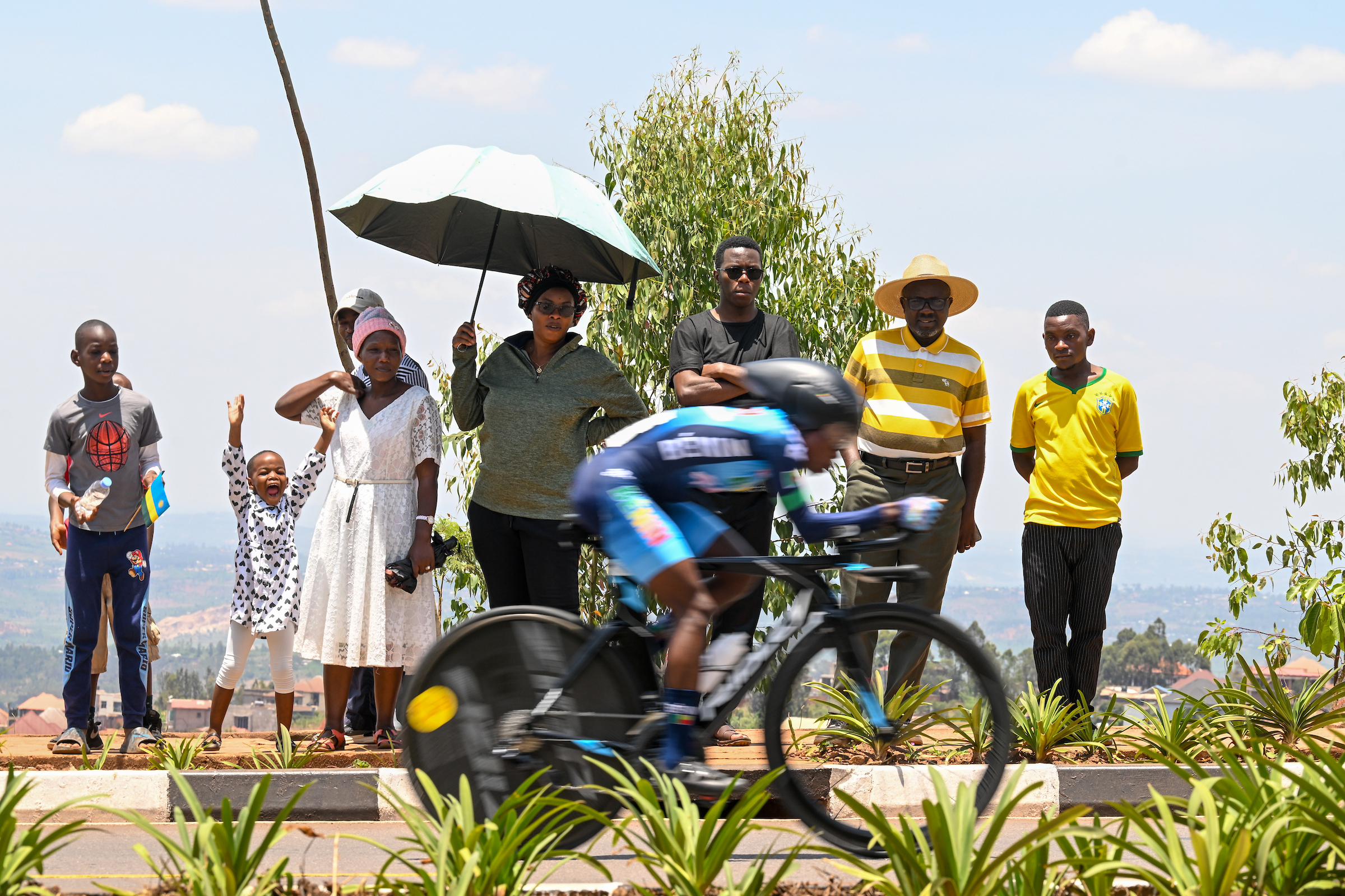 Picture by Chris Auld/SWpix.com - 21/09/2025 - Cycling - 2025 UCI Road World Championships - BK Arena to Kigali Convention Centre, Kigali, Rwanda - Women Elite Individual Time Trial (ITT) - Fans at the road side