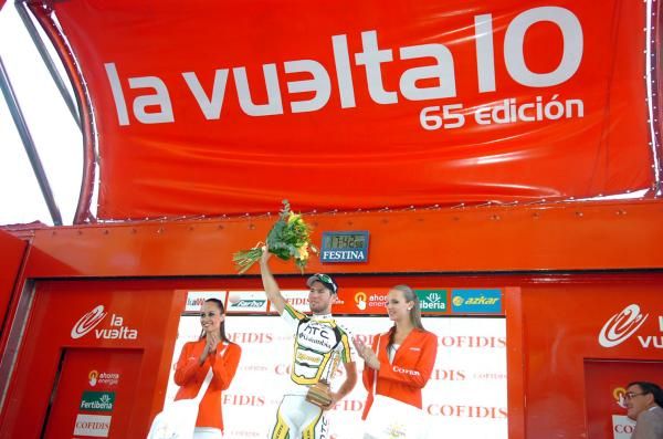 Cavendish takes the cheers from the crowd