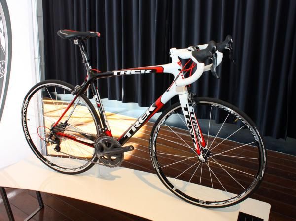 The new 6 Series SSL frame will be offered in two complete models for 2011, including the second-tier Madone 6.7 SSL.