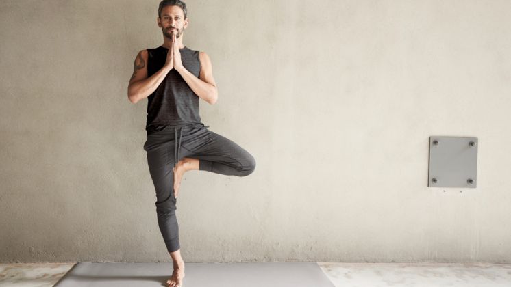 What's a Guy to Wear for Yoga? - The New York Times