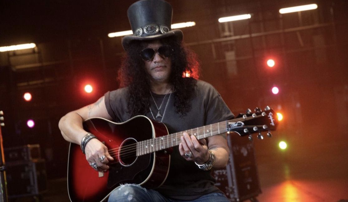 Slash with his new Epiphone Slash Collection J-45 acoustic guitar in Vermillion Burst