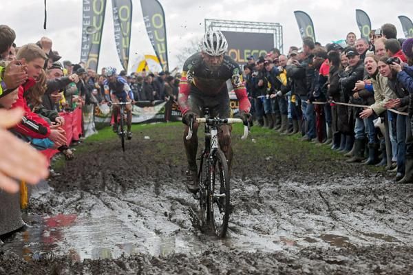 Belgian champion Sven Nys (Landbouwkrediet) powers through the mud.