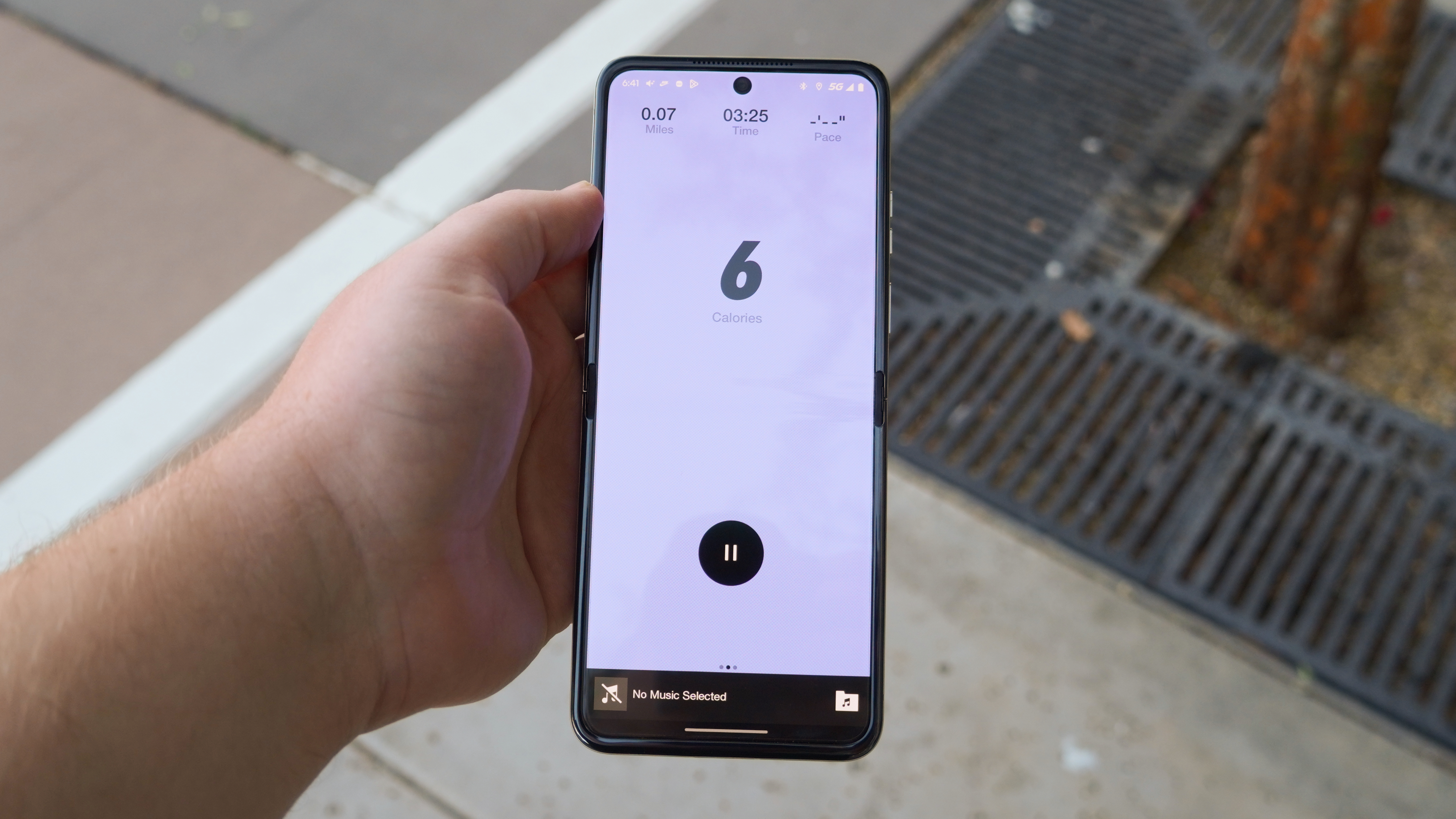 The Motorola Razr 2025 opened up on the Nike Run Club interface.