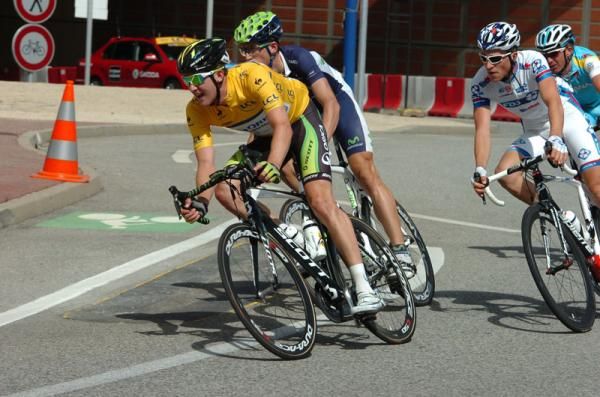 Luke Durbridge tries to hang onto yellow